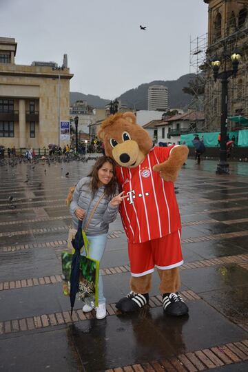 Berni, la mascota del Bayern de visita en Colombia