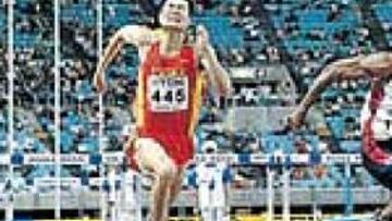 <b>LIU XIANG Y TODOS LOS DEMÁS. </b>El chino Liu Xiang (izquierda, venció en la final de los 110 metros vallas. Quiñónez (a la derecha) igualó su récord español y fue séptimo.
