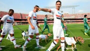 Los jugadores del Sao Paulo salieron con perros en el partido contra Palmeiras.