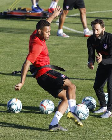 Bromas y buen ambiente en el entrenamiento del Atleti