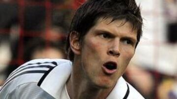 <b>FELIZ.</b> Huntelaar se mostró exultante por haberse estrenado como goleador con el Real Madrid. El delantero holandés hizo un tanto legal en El Molinón y metió otro que debió subir al marcador, pero que fue anulado por un inexistente fuera de juego, pero acabó feliz el partido y así se lo confesó al diario De Telegraaf: "No puedo estar más feliz. Mi móvil se ha llenado de mensajes de felicitación desde Holanda. Fue un gran día".