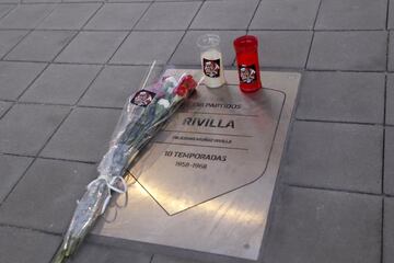 Homenaje de los aficionados a Rivilla, ex-jugador del Atlético de Madrid.

