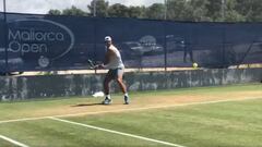 Rafa Nadal devuelve una bola durante un entrenamiento sobre las pistas de hierba del Mallorca Open.