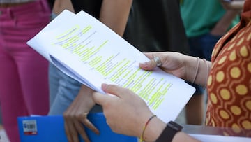 Una chica repasa los apuntes el día en que da comienzo las pruebas de acceso a la universidad del año 2022, en la Facultad de Derecho de la Universidad Complutense de Madrid, a 6 de junio de 2022, en Madrid (España). Un total de 38.220 estudiantes se enfrentan desde hoy a las pruebas de Evaluación de Acceso a la Universidad (EvAU) 2022 en la Comunidad de Madrid en las seis universidades públicas de la región. En el Distrito único de Madrid, la prueba de la EvAU se celebrará los días 6, 7, 8, 9 y 10 de junio. Con el objetivo de evitar aglomeraciones, los exámenes de las asignaturas troncales obligatorias se han desdoblado en dos días.
06 JUNIO 2022;UNIVERSIDAD;UCM;COMUNIDAD DE MADRID;EVAU;SELECTIVIDAD
Gustavo Valiente / Europa Press
06/06/2022