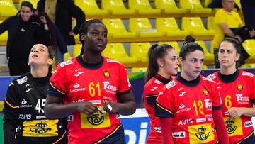 Skopje (North Macedonia), 31/10/2022.- Spain's players react after the main round match between the Romania and Spain of the Women EHF EURO 2022 in Skopje, North Macedonia, 11 November 2022. (Balonmano, Ruman¨ªa, Espa?a) EFE/EPA/GEORGI LICOVSKI