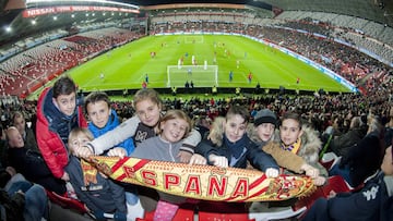 A lo largo del día se seguirán vendiendo entradas, pero la previsión es que El Molinón, con capacidad para cerca de 29.000 personas, no se llenará. Se estima que irán algo más de 20.000 aficionados. Al entrenamiento de ayer fueron unas 5.000 personas.