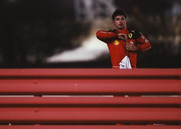 Abandono del piloto de Ferrari Charles Leclerc en la vuelta 40 del Gran Premio de Bahréin en el circuito de Sakhir.