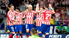 1-0. Antoine Griezmann recibe las felicitaciones de sus ccompañeros de equipo.