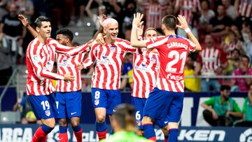 1-0. Antoine Griezmann recibe las felicitaciones de sus compañeros de equipo.