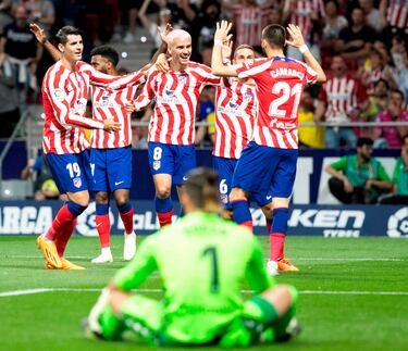 1-0. Antoine Griezmann recibe las felicitaciones de sus ccompañeros de equipo.