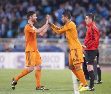 Xabi Alonso es sustituido por Casemiro.