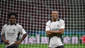 Real Madrid's Brazilian midfielder #16 Endrick Moreira (L) and Real Madrid's French forward #9 Kylian Mbappe (R) attend a training session on the eve of the UEFA Super Cup football match Real Madrid v Atalanta Bergamo in Warsaw, Poland, on August 13, 2024. The 2024 UEFA Super Cup final football match between Real Madrid and Atalanta will be held on August 14, 2024 at the National Stadium in Warsaw. (Photo by Sergei GAPON / AFP)