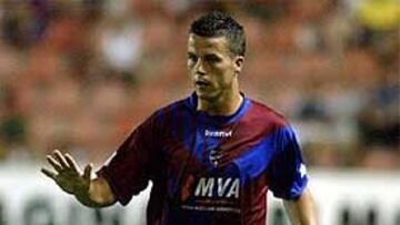 <b>DEBUT Y GOL. </B>Harte marcó de libre directo en su debut en la Liga española.