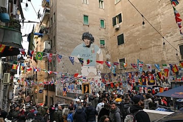 Transehúntes se detienen frente a los murales de Diego Maradona en Quartieri Spagnoli, en el centro de Nápoles.