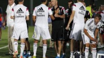 Zidane, en el banquillo del Castilla.