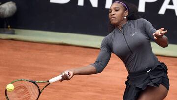 Serena Williams devuelve una bola a Madison Keys durante la final del Torneo de Roma.