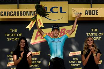 Magnus Nielsen en el podio celebrando su victoria en la 15ª etapa del Tour de Francia.