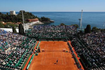 La pista central del Monte-Carlo Country Club, bautizada como Rainiero III, es un balcón privilegiado sobre el mar Mediterráneo y el exclusivo puerto monegasco. Un recinto exclusivo, que data de 1928 y afiliado a la federación del Principado y a la francesa, con una Casa Club de estilo Art Déco. El torneo es aún más antiguo, pues celebró su primera edición en 1897, aunque hasta 1969 no comenzaron a jugar los profesionales. Rafa Nadal tiene el récord de victorias, con 11 campeonatos, ocho de ellos seguidos. 