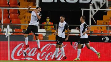 Carlos Soler celebra su gol con Maxi Gómez y Cheryshev.