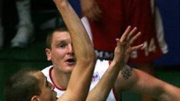 <b>NUEVA DERROTA</B>. Sergio Rodriguez entra a canasta en presencia del búlgaro Gjorgji Cekovski en un momento del encuentro disputado en Sofía.