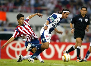 El delantero que tuvo Chivas y que no supo aprovechar. Pocos recuerdan el breve paso del ‘Cepillo’ con Guadalajara. Fue en la Copa Libertadores 2005, cuando sirvió como refuerzo. Parecía que verlo de rojiblanco sería lo más normar después de aquel torneo, en el que no tuvo mucho participación. Sin embargo, no insistieron por él, pasó años de forma errante en el Fútbol Mexicano hasta que se consolidó como el hombre gol de Santos Laguna. Cuando atravesaba por su mejor momento futbolístico, Guadalajara preguntó nuevamente por él, pero para su infortunio, América ya lo tenía amarrado y desde entonces es un ídolo azulcrema.