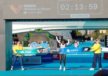  La corredora keniata Janeth Jepkosgei fue la mujer más rápida de la maratón de Valencia. Consiguió un tiempo de 2 horas, 13 minutos y 59 segundos.