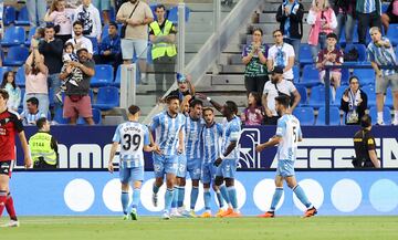 Contraste. Se celebra un gol y la afición enfadada.
 