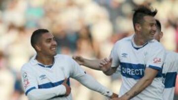 El jugador de Universidad Catolica Jeisson Vargas, izquierda celebra su gol contra San Marcos de Arica durante el partido de primera division en el estadio San Carlos de Apoquindo.