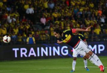 Colombia-Kuwait. Radamel Falcao en un remate de cabe