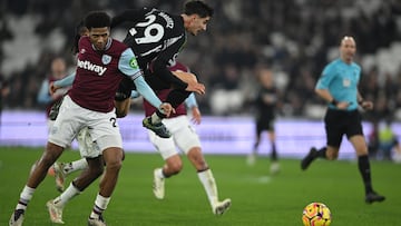 London (United Kingdom), 30/11/2024.- Arsenal'Äôs Kai Havertz skips past West Ham United's Jean-Clair Todibo during the English Premier League match between West Ham United and Arsenal FC, in London, Britain, 30 November 2024. (Reino Unido, Londres) EFE/EPA/DANIEL HAMBURY EDITORIAL USE ONLY. No use with unauthorized audio, video, data, fixture lists, club/league logos, 'live' services or NFTs. Online in-match use limited to 120 images, no video emulation. No use in betting, games or single club/league/player publications.