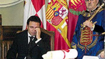 <B>EMOCIONADO</B>. Eusebio no pudo contener las lágrimas durante el acto de ayer en el Ayuntamiento.