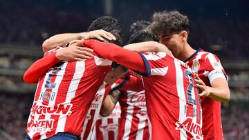 Jugadores de Chivas festejan con Roberto Alvarado un gol.