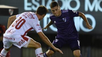 El volante colombiano Juan Fernando Quintero ante la marca de un rival durante el partido entre River Plate y Uni&oacute;n de Santa Fe por la Superliga Argentina