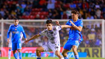 MEX847. QUERÉTARO (MÉXICO), 29/03/2023.- Rodrigo Huescas (d) del Cruz Azul disputa un balón con Rodrigo López (i) del Querétaro hoy, durante un juego pendiente de la jornada 4 del torneo Clausura 2023 del fútbol mexicano, disputado entre los equipos de Cruz Azul y Querétaro en el estadio La Corregidora, en Querétaro (México). EFE/Víctor Cruz