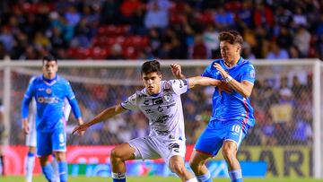 MEX847. QUERÉTARO (MÉXICO), 29/03/2023.- Rodrigo Huescas (d) del Cruz Azul disputa un balón con Rodrigo López (i) del Querétaro hoy, durante un juego pendiente de la jornada 4 del torneo Clausura 2023 del fútbol mexicano, disputado entre los equipos de Cruz Azul y Querétaro en el estadio La Corregidora, en Querétaro (México). EFE/Víctor Cruz
