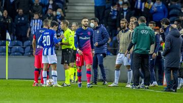 Yannick Carrasco fue expulsado contra el Oporto. 