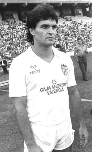 Jugó una temporada en el Valencia 85/86 y una temporada en el Real Madrid 87/88