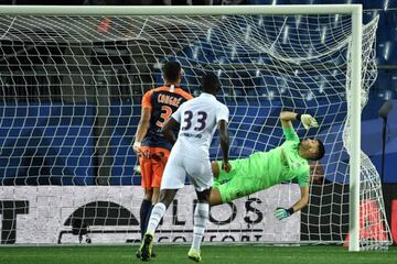 The good | Paris Saint-Germain's Brazilian forward Neymar (unseen) scores a goal against Montpellier's Argentine goalkeeper Geronimo Rulli.