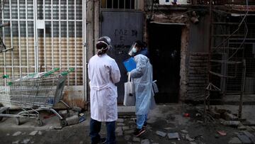 Healthcare workers wait outside a house to check the resident&#039;s temperature, at the Villa 31 slum, as the spread of the coronavirus disease (COVID-19) continues, in Buenos Aires, Argentina June 10, 2020. REUTERS/Agustin Marcarian