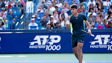 Carlos Alcaraz vence a Hurkacz y avanza a la final donde espera Novak Djokovic.