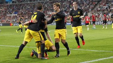 El Atleti celebra el gol de Sa&uacute;l.