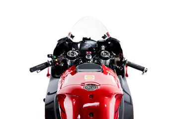 Ducati ha presentado en Madonna di Campiglio a sus equipos de MotoGP y Superbike para la temporada 2023. Los detalles de la Desmosedici son un propulsor 4 tiempos V4 a 90?, refrigeraci¨®n por l¨ªquido, distribuci¨®n desmodr¨®mica con doble ¨¢rbol de levas en cabeza y 4 v¨¢lvulas por cilindro.