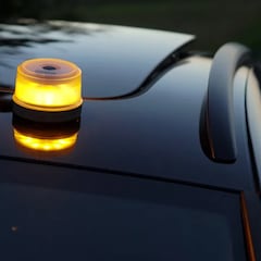 Malas noticias de la DGT: si tu baliza V-16 no está en este listado, en 2026 te podrán multar con hasta 200 euros