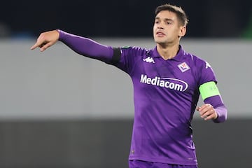 Procedente de la Fiorentina de la Serie A italiana el defensor vuelve al equipo donde se form. El equipo italiano lo ha dejado ir por siete millones de euros.