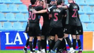 <b>CONTRASTE. </b>Los jugadores del Nàstic celebran el gol de José Mari ante la desolación de Ricardo Cavas.