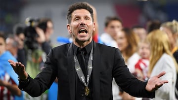 Simeone, euf&oacute;rico tras ganar la Europa League en la ciudad de Lyon contra el Marsella 