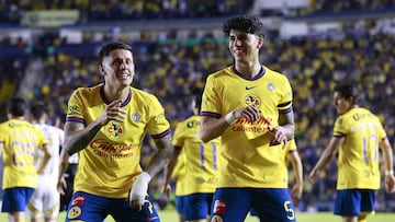 MEX8055. CIUDAD DE MÉXICO (MÉXICO), 29/03/2025.- Paul Rodríguez (i) y Kevin Alvarez de América celebran un gol este sábado, en un partido por la jornada 13 del torneo Clausura 2025 de la Liga MX entre Club América y Club Tigres en el estadio Ciudad de los Deportes, en la Ciudad de México (México). EFE/ Sáshenka Gutiérrez