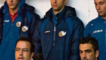 <b>COMPARECENCIA. </b>Monty, a la derecha, triste en la rueda de prensa en la que se anunció su dolencia.