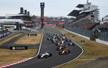 Salida de la carrera en el GP de Japón disputado en el circuito de Suzuka. Max Verstappen lidera la carrera desde la pole seguido por los McLaren de Lando Norris y Oscar Piastri.
