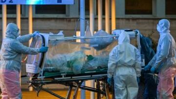 Doctores trasladando a un paciente con coronavirus, 2020. Vía Getty Images.